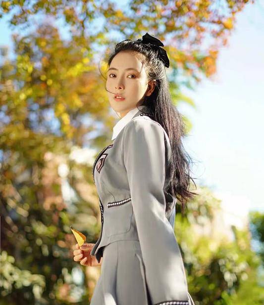 材质|亚洲小姐冠军吴丹好高级 白色V领裙穿出轻奢感 颜值是重点