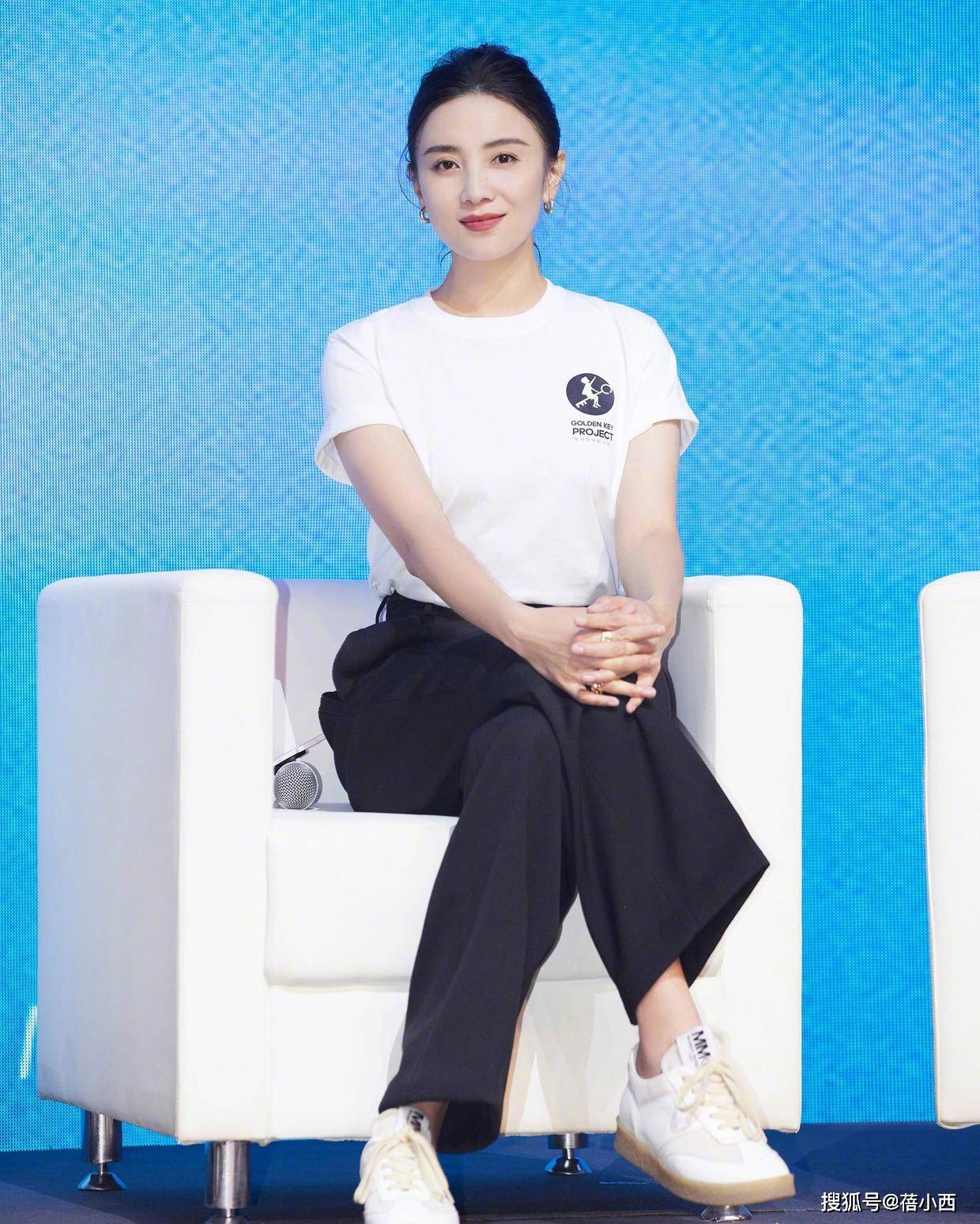 进行|“宋佳”真适合化淡妆,穿黑色亮片套装亮相,173身材超有超模范