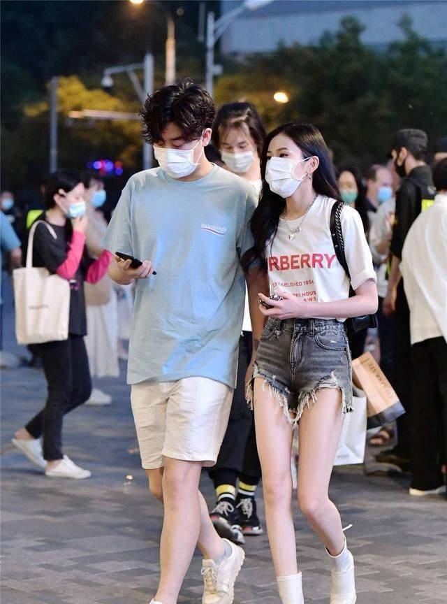 运动鞋|小姐姐浅蓝色毛边牛仔短裤，搭配一款黑色修身小吊带，时尚又美丽