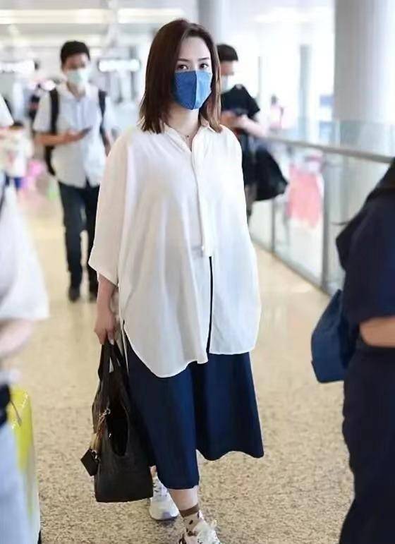 黑色|阿娇胖出了“阿姨味”，机场穿衣松垮不太美，阿Sa仍然敢秀小蛮腰