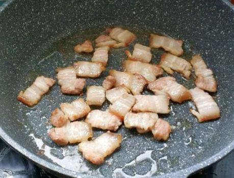 做法|农家小炒肉，青椒要焯水吗？多数人做错了，难怪不鲜香不好吃