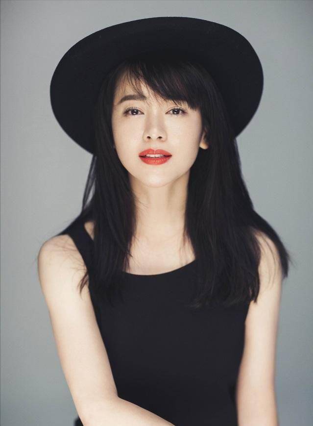 曾和|44岁左小青低调走机场，穿“骑行裤”没有赘肉，曾和老戏骨传绯闻