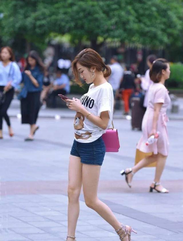 高跟鞋|美女脚上搭配上一双尖头的白色高跟鞋，走起路来姿态犹如女神