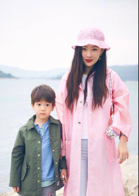 都说|霍思燕带嗯哼出游，粉色穿搭嫩回少女，嗯哼穿军绿色大衣比妈还潮