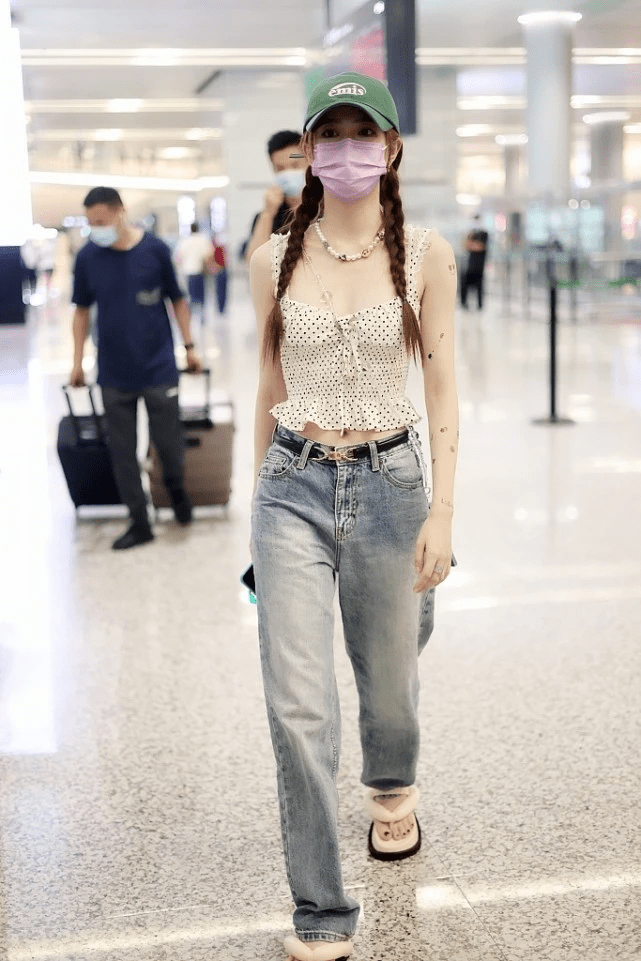 身材|徐璐瘦到可以“锁骨养鱼”，连一件小吊带都撑不满，却挺有女人味