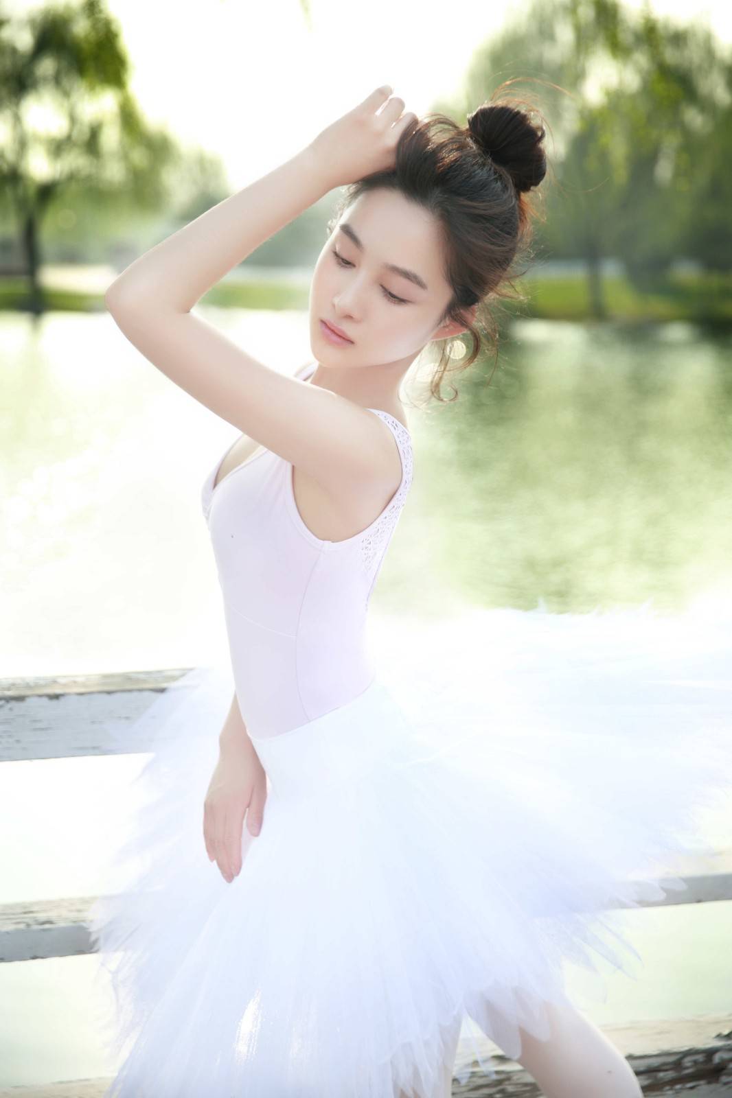 青春|行走的闪光少女！孙嘉璐的甜美风穿搭真的太可了，少女感十足