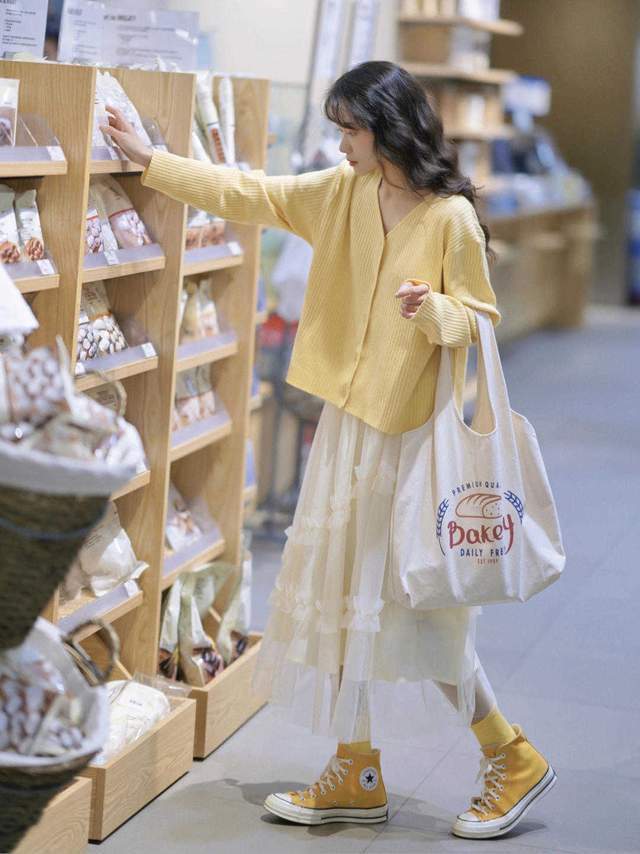 显得|皮肤暗黄的女生如何选衣服颜色？可以尝试这几款，让你显白还好看