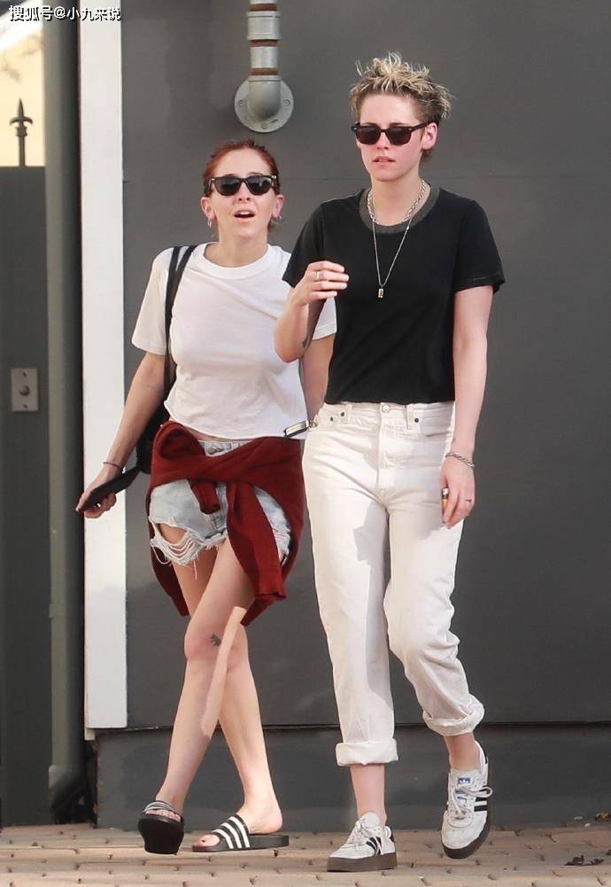 女友|暮光女和新女友热恋中，穿情侣装甜蜜出街，女友的美腿很时尚！