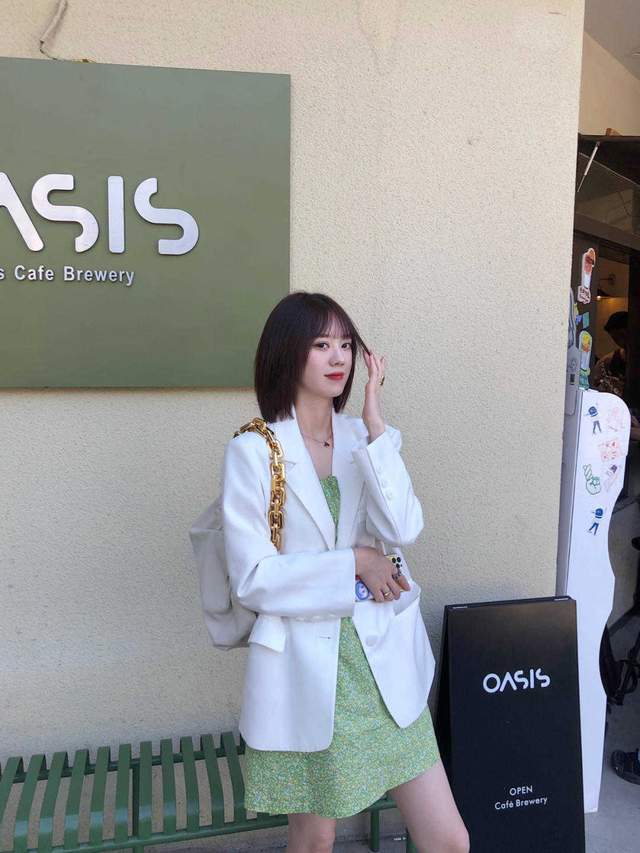 显得|气质女神衣橱里必备的衣服款式，西服和连衣裙，不光百搭还高级