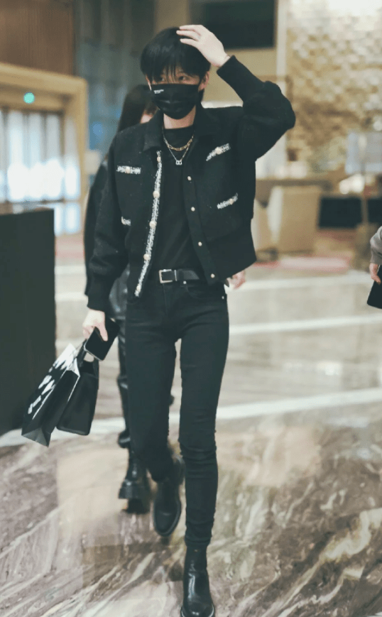 套头衫|陆柯燃路透照流出，黑色休闲套装简约帅气，短发造型灵气十足