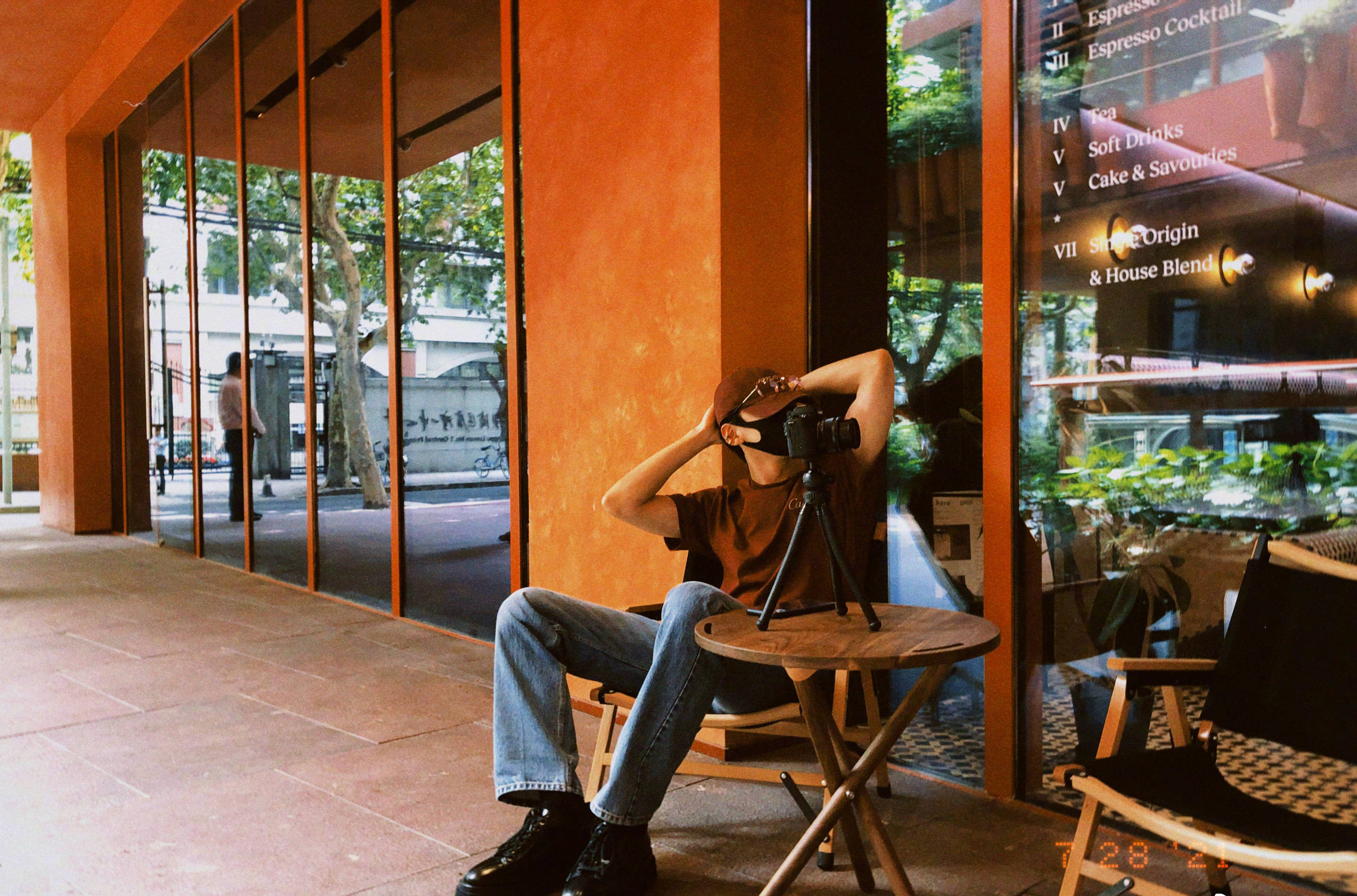 白敬亭现身上海穿搭复古摩登胶片照氛围感满满