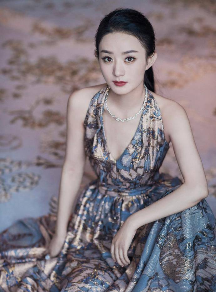 金色|32岁赵丽颖一袭金色薄纱礼服惊艳亮相芭莎慈善夜，生图太真实了