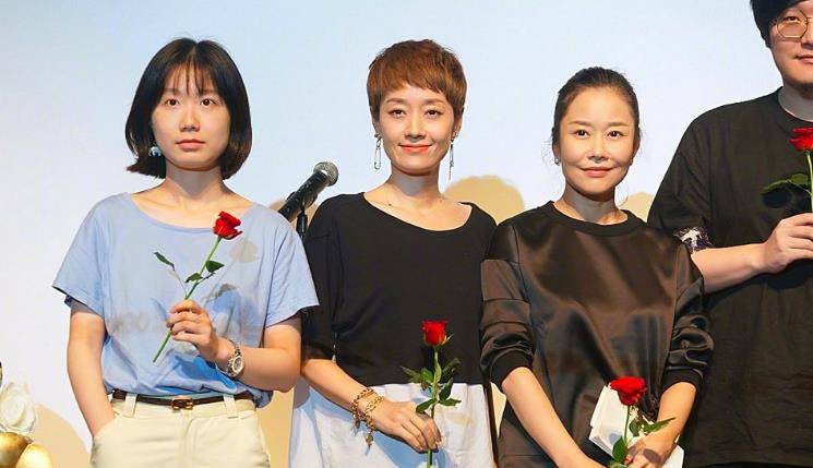 马伊琍|马伊琍穿懒人鞋参加活动真随意，拼色连衣裙搭配裤子气质更是出众