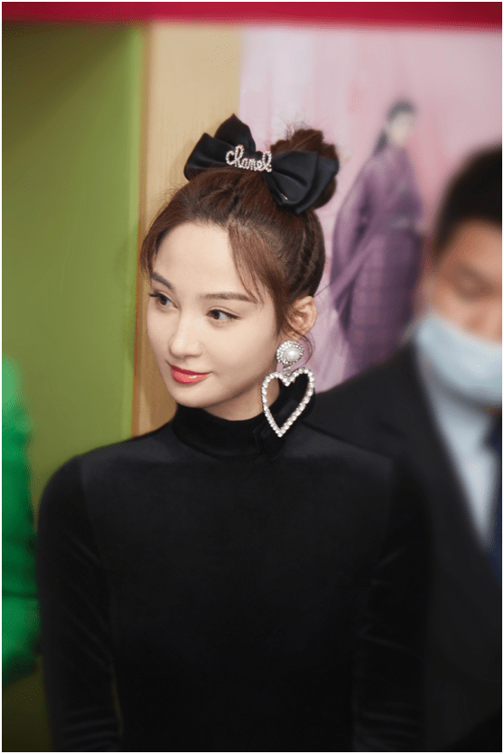青春|行走的闪光少女！孙嘉璐的甜美风穿搭真的太可了，少女感十足