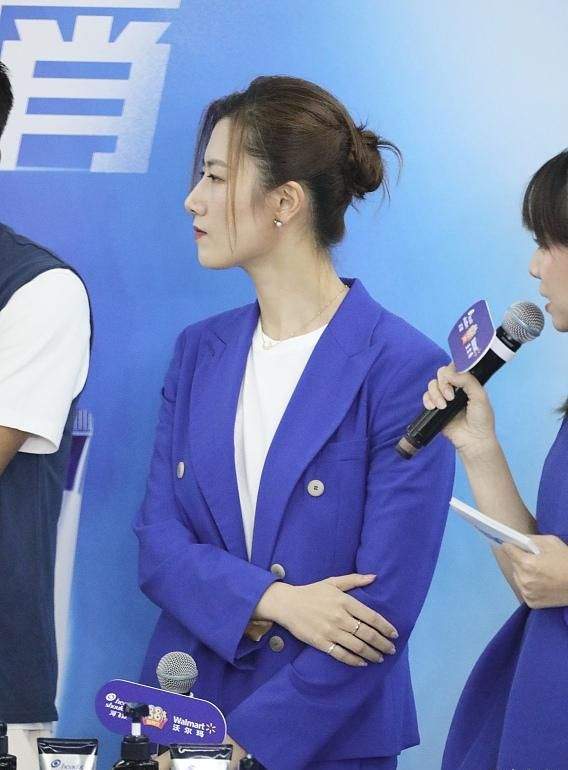西装|大满贯同框!丁宁变美艳女白领五官好精致,181张继科爱穿内增高