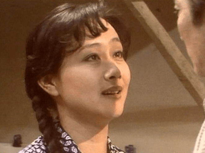 《雪城》,这部戏中除了她还有倪萍,正是这部电视剧让黄梅莹一举成名