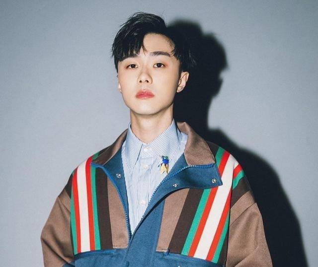 初恋|某女星与小4岁男星拍吻戏，热吻1分钟，把男生嘴唇都吻肿了