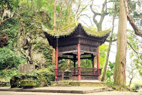 集文物古迹、风景园林、民族风情于一体，贵州省飞云崖古建筑群