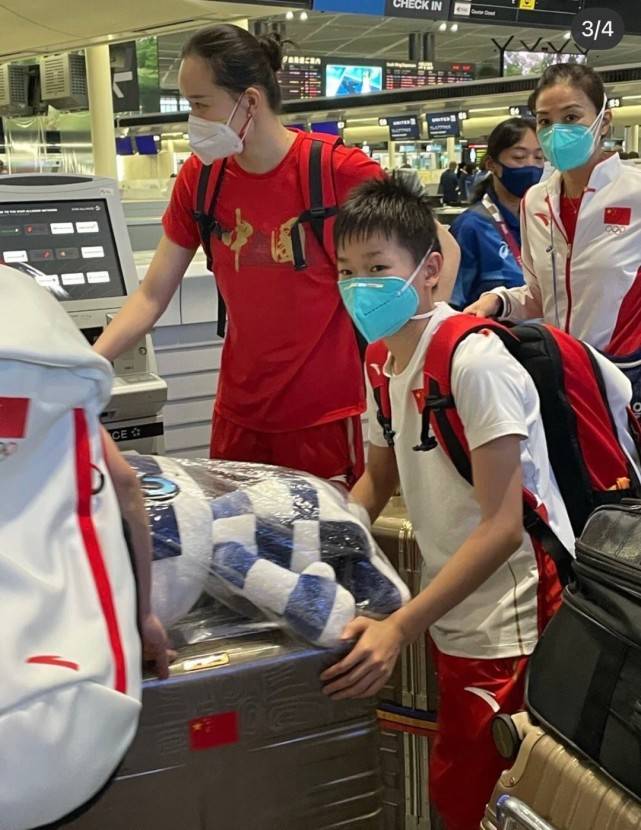 颜色|14岁全红婵高调回国！穿国货T恤红裤和姐姐们站在一起，可爱爆棚