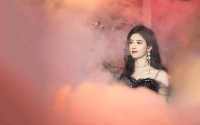 鞠婧祎|鞠婧祎美得有点过分了！黑色波点吊带搭配开叉裙动感迷人，美炸了