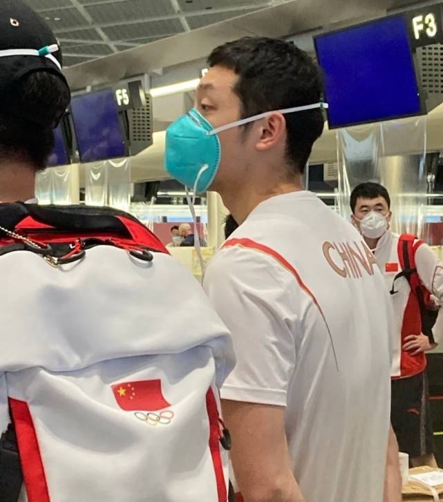 颜色|14岁全红婵高调回国！穿国货T恤红裤和姐姐们站在一起，可爱爆棚