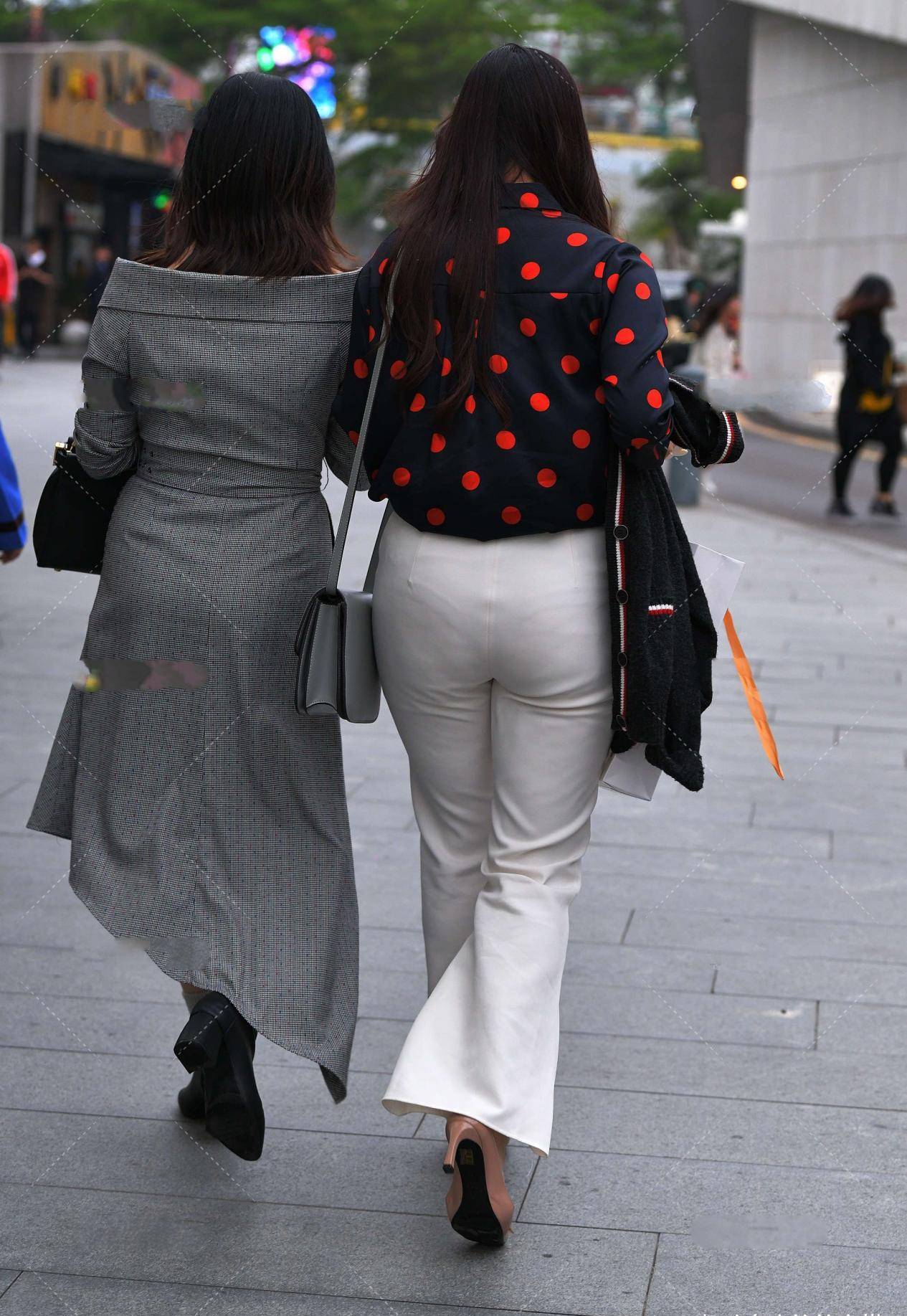 身材|穿黑色衬衣，搭配白色喇叭裤和细高跟鞋，展现女性身材高级感