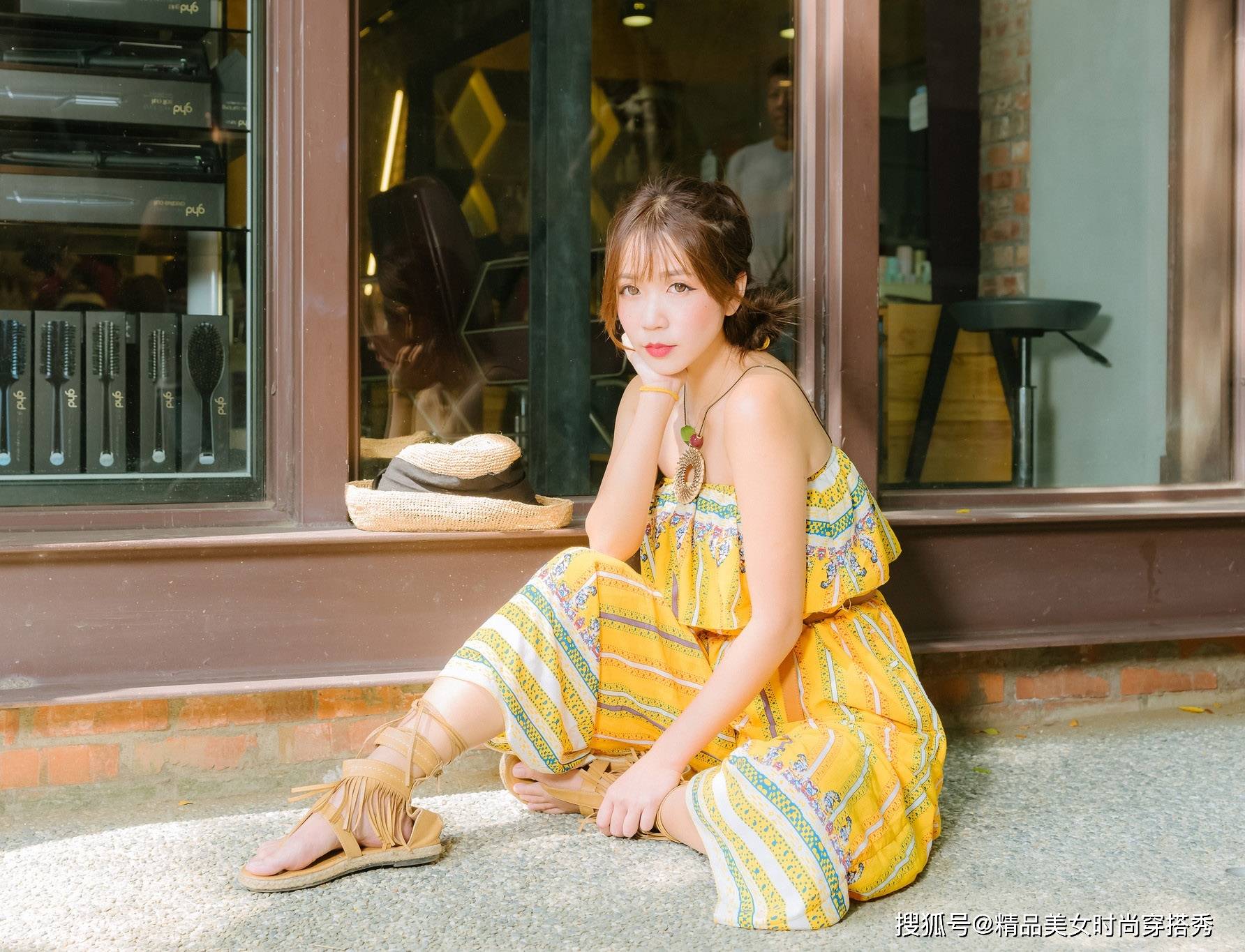 民族|一字肩连体裤,搭配一双民族风十足的凉鞋,优雅浪漫