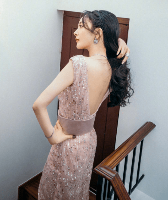 黑色|敢穿只佩服杨幂！穿V领裙秀身材，凹凸曲线一点不像当妈人