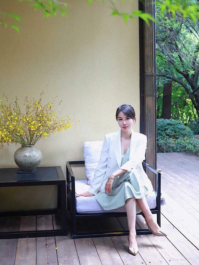 显得|皮肤暗黄的女生如何选衣服颜色？可以尝试这几款，让你显白还好看