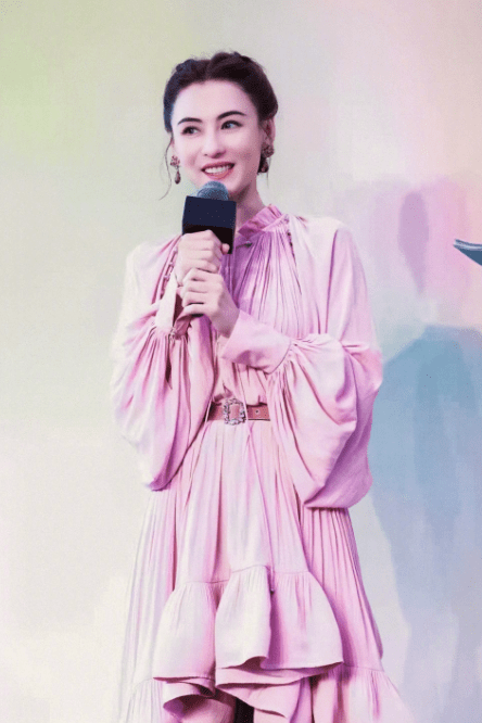 身材|张柏芝真是“辣妈圈顶流”，橘红色连衣裙时髦高级，美得让人心动