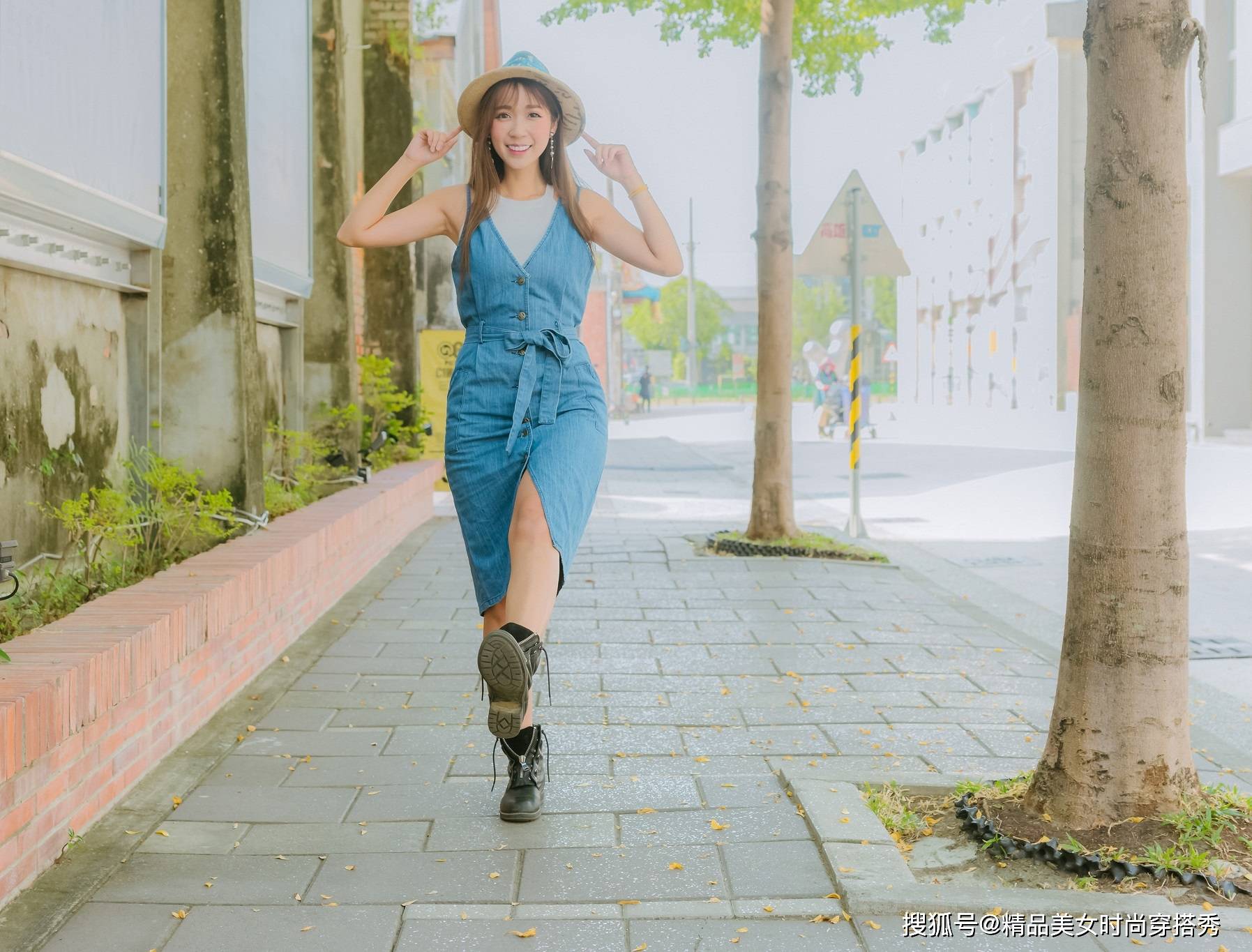 视觉|原来吊带牛仔裙还可以这么穿，减龄又不失时尚感