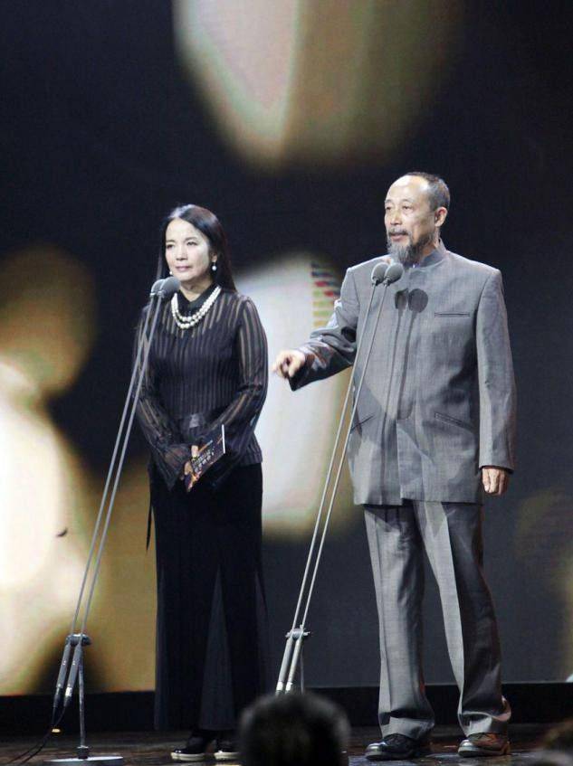 吕丽萍|吕丽萍虽然胯有点宽，但很适合穿旗袍，曲线身姿挺耐看的