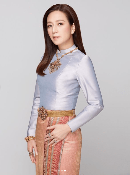 分析|泰国华裔富婆精修照似假人！清纯明星脸不像55岁，迷得泰王眼直勾