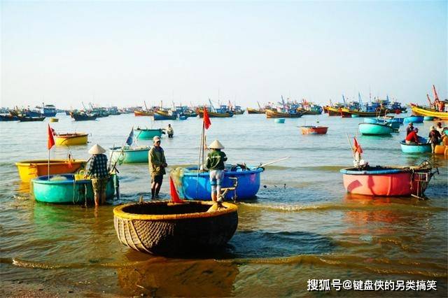 越南海边一个渔村，渔民用竹编箩筐当船，丈夫打渔妻子卖海鲜