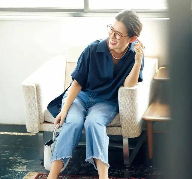 颜色|年近五十怎么穿时髦吸睛？学学大草直子的搭配，气质翻倍优雅迷人