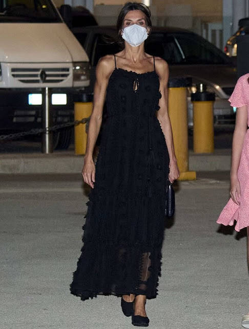 设计|西班牙王后的回眸镜头超惊艳！穿吊带裙秀强悍肌肉，大小公主变美