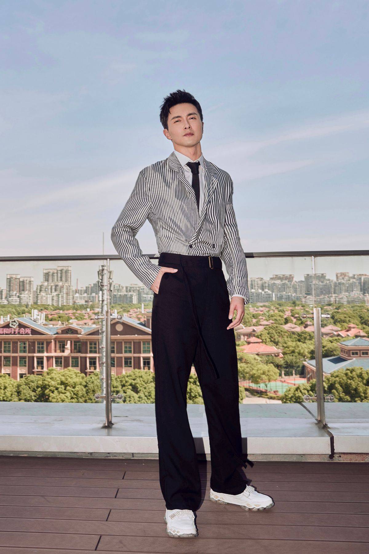 整体|高伟光衣品够独特,牛仔外套造型潮流范十足,这大长腿真令人羡慕