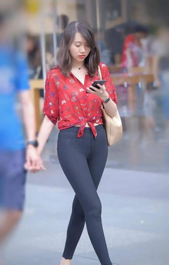 长袖|黑色连帽长袖搭配修身打底裤，必备特色，增加丰富度和时尚感