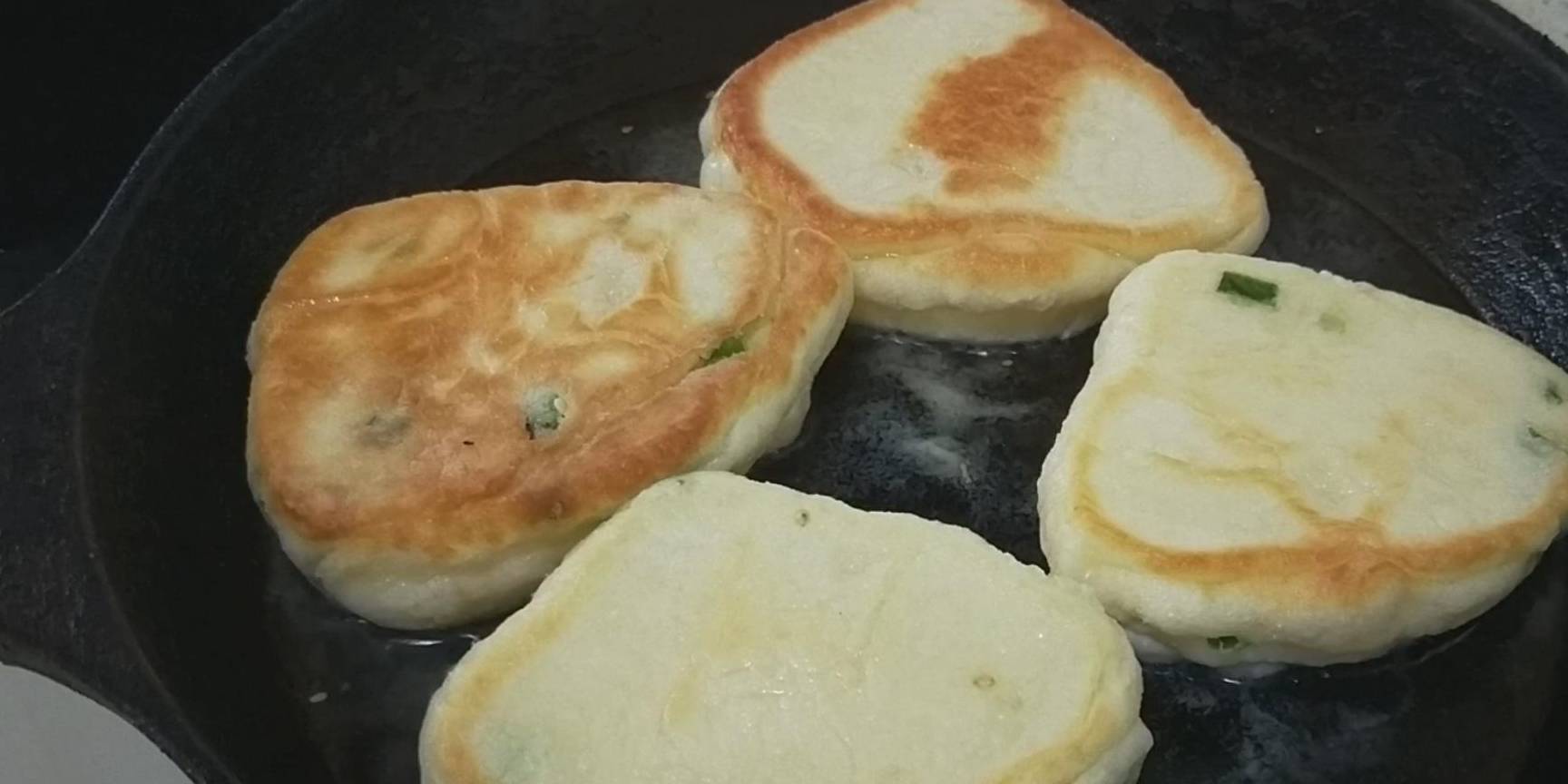 三角|早餐这样做太解馋了，不用揉面，外酥里软层次多，一顿3个吃不够