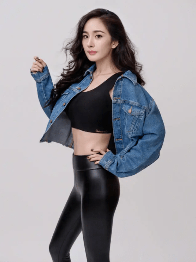 墨汁|杨幂拍广告穿“墨汁裤”，秀紧致身形曲线，腰身纤细不像当妈的人