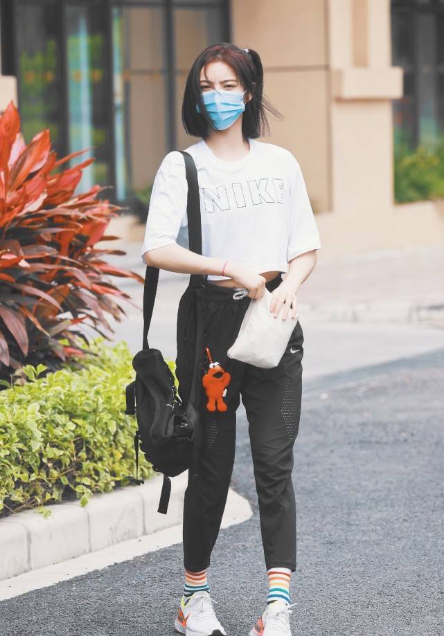 黑色|绑马尾辫的许佳琪真可爱,穿休闲装随性简单,“彩虹袜”亮了!