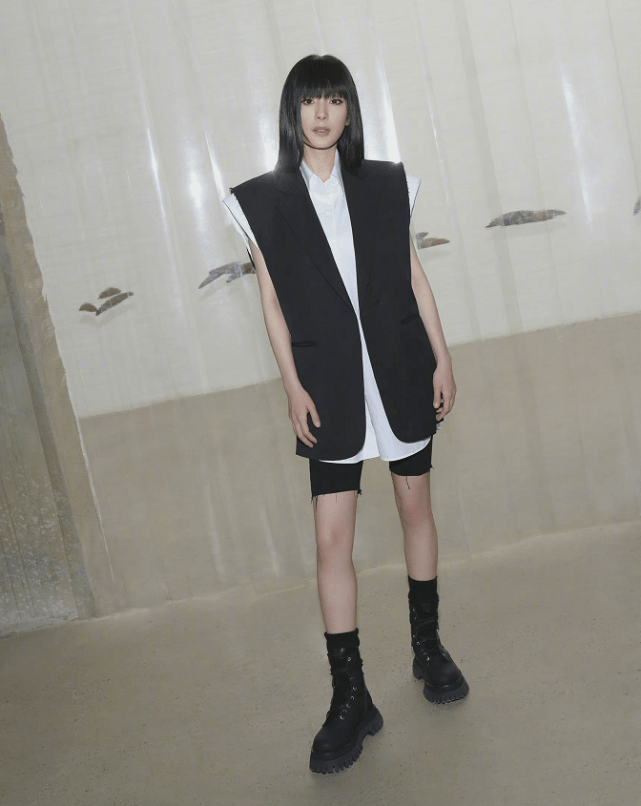 方脸|有种“整容”叫杨幂换刘海，瓜子脸秒变方脸，不料却意外显嫩