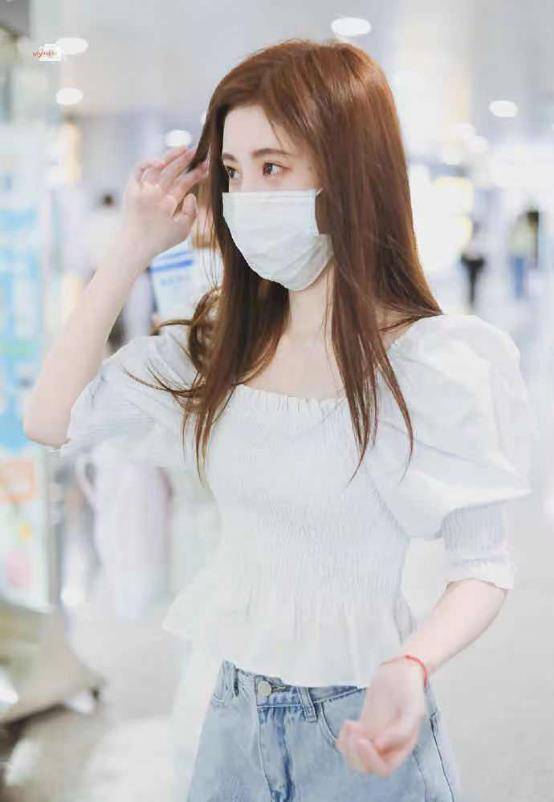 图案|鞠婧祎机场私服P得真狠，泡泡袖短上衣锁骨精致，腰身细得夸张
