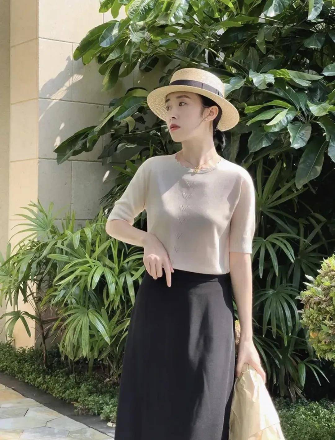 显得|夏天与针织衫更配！中年女性参考这几组针织衫的搭配，温柔又气质