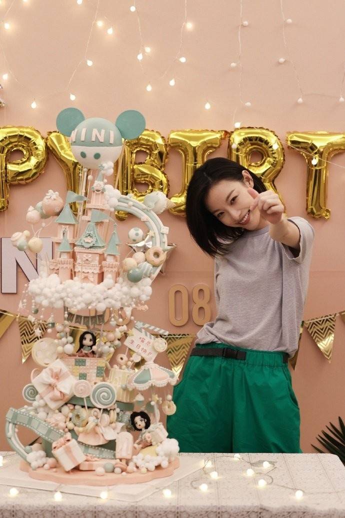 女生|倪妮庆祝33岁生日，穿灰T巧把下摆塞裤腰，穿衣时髦仍像小女生