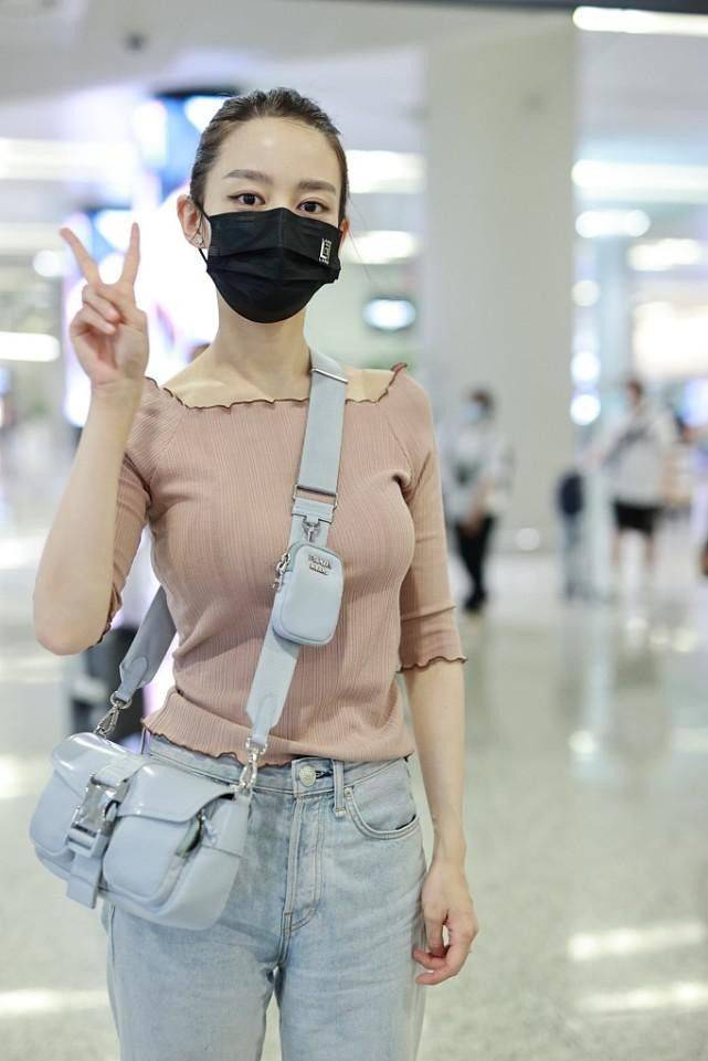 黑色|吉娜当妈后身材没走样 穿T恤牛仔裤素颜耐看