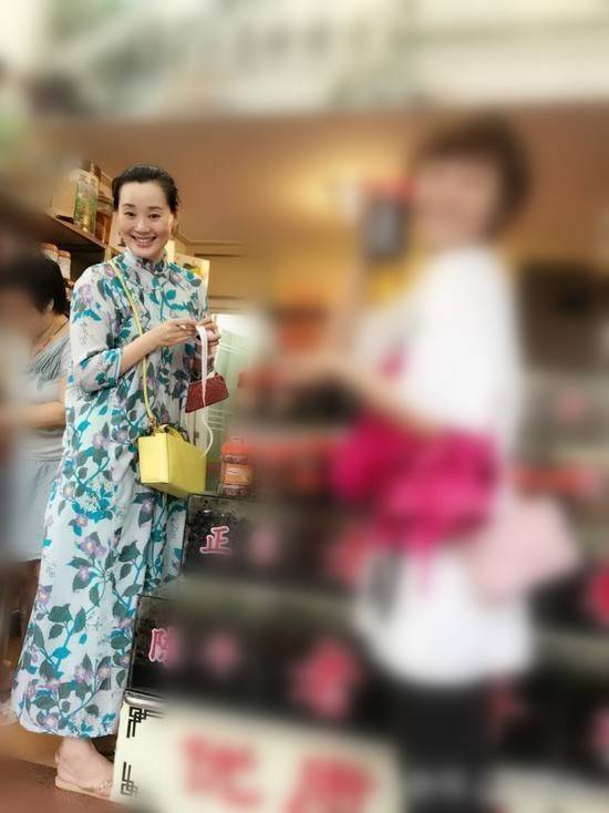 服装|林依轮老婆从不赶时髦,穿古朴长袍配麻花辫,朴素打扮难掩贵妇范