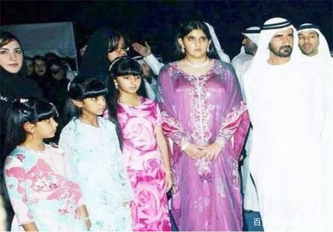 迪拜大王妃深藏后宫，22年为表哥连生12子，被禁足长达41年