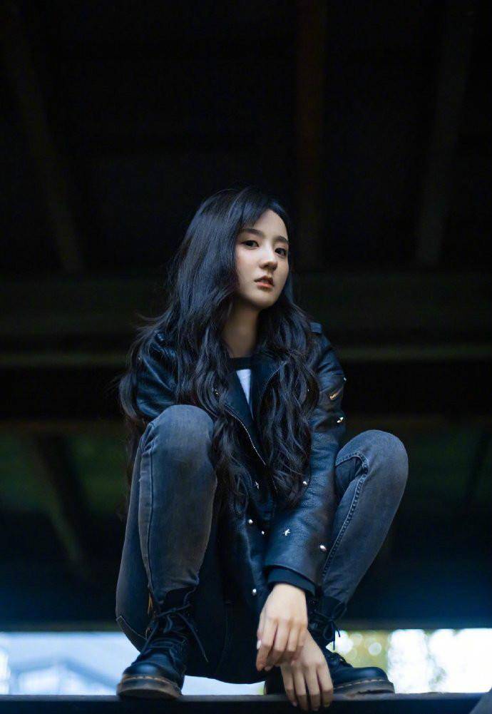 黑色|25岁许晓诺敢于“颠覆”，穿机车服玩工业风一改甜美范，厉害了