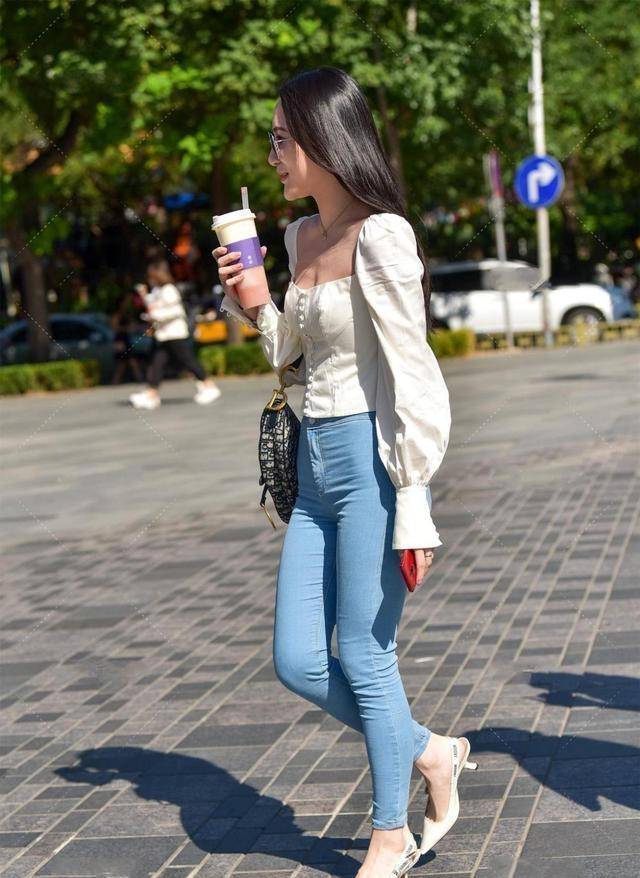 左图|身材修长的打底裤美女，秀出了俏丽大方的美，会更经典